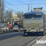«КамАЗ’ столкнулся с иномаркой на проспекте Строителей в Саратове