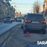 У Крытого рынка в Саратове две иномарки создали длинную пробку У Крытого рынка в Саратове две иномарки создали длинную пробку