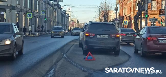 У Крытого рынка в Саратове две иномарки создали длинную пробку У Крытого рынка в Саратове две иномарки создали длинную пробку