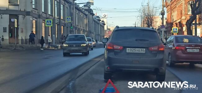 У Крытого рынка в Саратове две иномарки создали длинную пробку У Крытого рынка в Саратове две иномарки создали длинную пробку