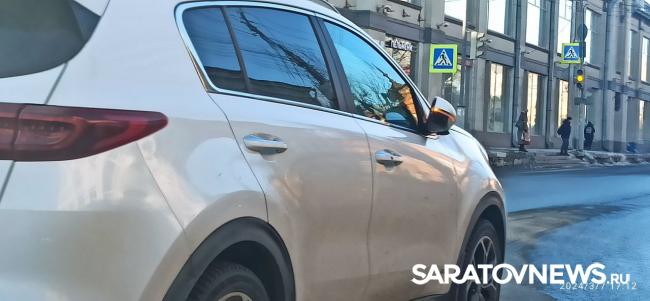 У Крытого рынка в Саратове две иномарки создали длинную пробку У Крытого рынка в Саратове две иномарки создали длинную пробку
