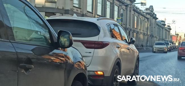 У Крытого рынка в Саратове две иномарки создали длинную пробку У Крытого рынка в Саратове две иномарки создали длинную пробку
