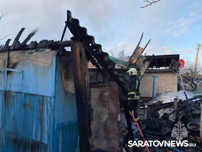 В Завокзальном поселке Саратова сгорел частный дом на две квартиры В Завокзальном поселке Саратова сгорел частный дом на две квартиры
