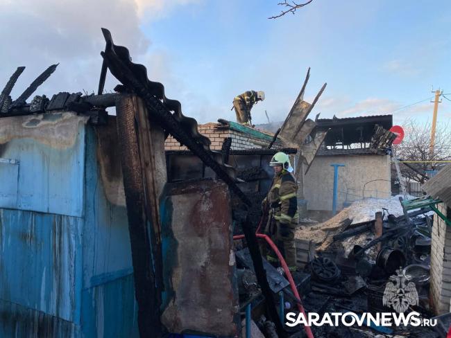 В Завокзальном поселке Саратова сгорел частный дом на две квартиры В Завокзальном поселке Саратова сгорел частный дом на две квартиры