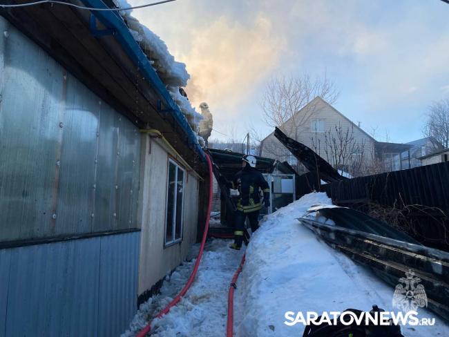 В Завокзальном поселке Саратова сгорел частный дом на две квартиры В Завокзальном поселке Саратова сгорел частный дом на две квартиры