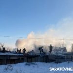 В Завокзальном поселке Саратова сгорел частный дом на две квартиры В Завокзальном поселке Саратова сгорел частный дом на две квартиры