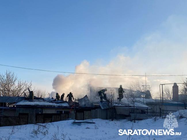 В Завокзальном поселке Саратова сгорел частный дом на две квартиры В Завокзальном поселке Саратова сгорел частный дом на две квартиры