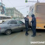 В центре Саратова легковушка врезалась в автобус