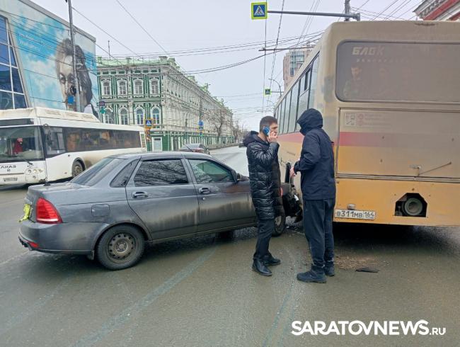 В центре Саратова легковушка врезалась в автобус