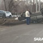 На проспекте Строителей иномарка вылетела на обочину и перевернулась на крышу