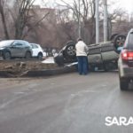 На проспекте Строителей иномарка вылетела на обочину и перевернулась на крышу
