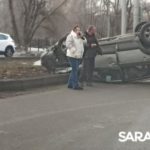 На проспекте Строителей иномарка вылетела на обочину и перевернулась на крышу