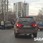 На проспекте Строителей иномарка вылетела на обочину и перевернулась на крышу