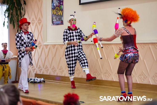 Артисты цирка подарили праздник онкобольным детям Саратовской области Артисты цирка подарили праздник онкобольным детям Саратовской области