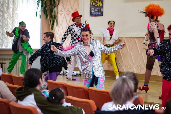 Артисты цирка подарили праздник онкобольным детям Саратовской области Артисты цирка подарили праздник онкобольным детям Саратовской области