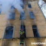 На Чернышевского в Саратове горит нежилая четырехэтажка На Чернышевского в Саратове горит нежилая четырехэтажка