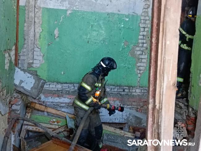 На Чернышевского в Саратове горит нежилая четырехэтажка На Чернышевского в Саратове горит нежилая четырехэтажка