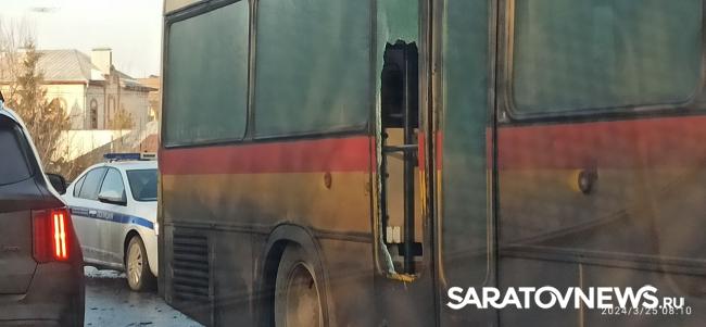 В Саратове мужчина пострадал в тройной аварии на объездной до Юбилейного В Саратове мужчина пострадал в тройной аварии на объездной до Юбилейного