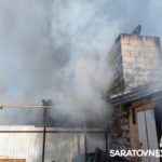 На Большой Горной в Саратове горит двухэтажный дом На Большой Горной в Саратове горит двухэтажный дом
