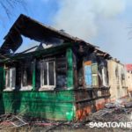 На Большой Горной в Саратове горит двухэтажный дом На Большой Горной в Саратове горит двухэтажный дом