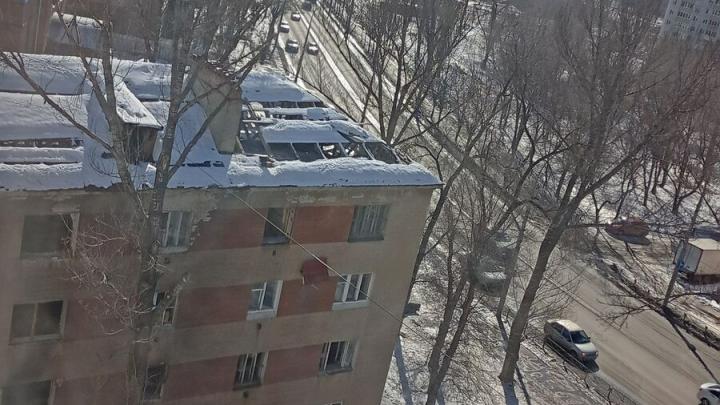 В Саратове сравняют с землей горевший аварийный дом на Энтузиастов В Саратове сравняют с землей горевший аварийный дом на Энтузиастов