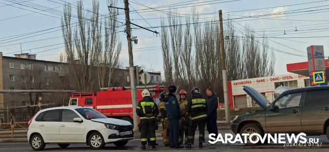 «Лада» задымилась после столкновения с «Нивой» на проспекте Строителей в Сратове «Лада» задымилась после столкновения с «Нивой» на проспекте Строителей в Сратове