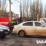 «Лада» задымилась после столкновения с «Нивой» на проспекте Строителей в Сратове «Лада» задымилась после столкновения с «Нивой» на проспекте Строителей в Сратове
