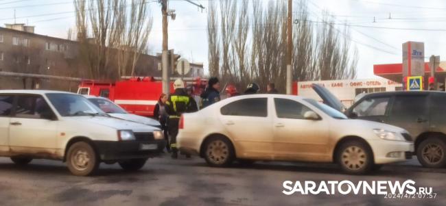 «Лада» задымилась после столкновения с «Нивой» на проспекте Строителей в Сратове «Лада» задымилась после столкновения с «Нивой» на проспекте Строителей в Сратове