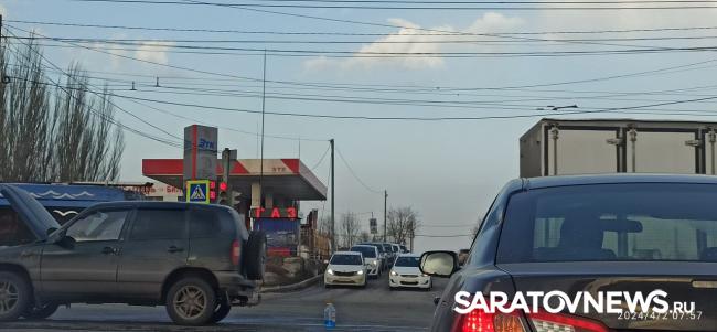 «Лада» задымилась после столкновения с «Нивой» на проспекте Строителей в Сратове «Лада» задымилась после столкновения с «Нивой» на проспекте Строителей в Сратове