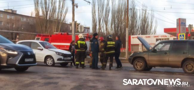 «Лада» задымилась после столкновения с «Нивой» на проспекте Строителей в Сратове «Лада» задымилась после столкновения с «Нивой» на проспекте Строителей в Сратове