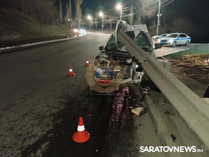 «Гранта» врезалась в парапет на Симбирской в Саратове «Гранта» врезалась в парапет на Симбирской в Саратове