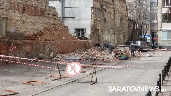 Жители многоэтажки в центре Саратова боятся за своих детей Жители многоэтажки в центре Саратова боятся за своих детей