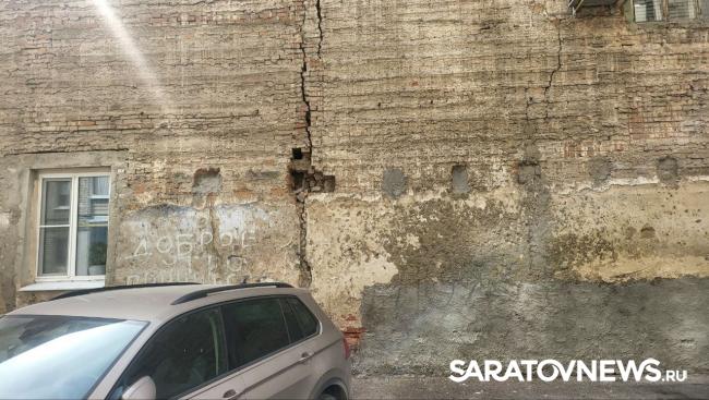 Жители многоэтажки в центре Саратова боятся за своих детей Жители многоэтажки в центре Саратова боятся за своих детей