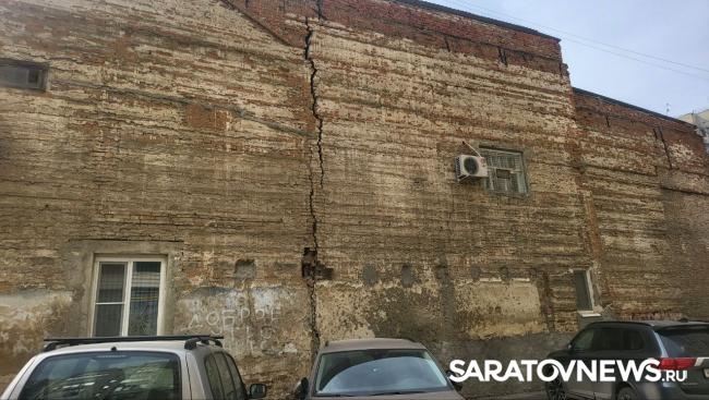 Жители многоэтажки в центре Саратова боятся за своих детей Жители многоэтажки в центре Саратова боятся за своих детей