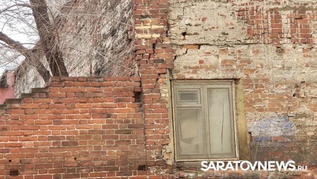 Жители многоэтажки в центре Саратова боятся за своих детей Жители многоэтажки в центре Саратова боятся за своих детей