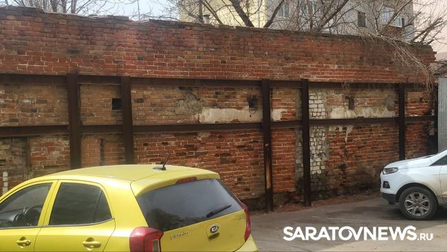 Жители многоэтажки в центре Саратова боятся за своих детей Жители многоэтажки в центре Саратова боятся за своих детей