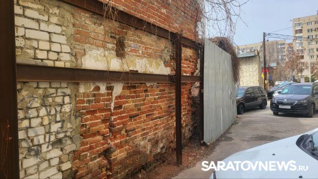 Жители многоэтажки в центре Саратова боятся за своих детей Жители многоэтажки в центре Саратова боятся за своих детей