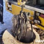 Жители Энгельса сбрасывают в канализацию автомобильные покрышки и пружины
