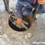 Жители Энгельса сбрасывают в канализацию автомобильные покрышки и пружины