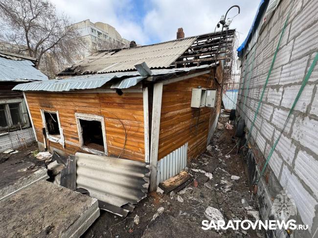 Ночью на Вольской в Саратове горел деревянный дом: обнаружен погибший Ночью на Вольской в Саратове горел деревянный дом: обнаружен погибший