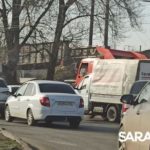 На Шехурдина в Саратове фура притерлась к иномарке