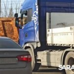 На Шехурдина в Саратове фура притерлась к иномарке