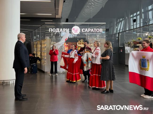 В Саратове с хлебом-солью встретили Почетного гражданина Байконура В Саратове с хлебом-солью встретили Почетного гражданина Байконура