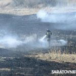В саратовском поселке горят около трех гектаров травы и камыша