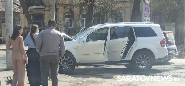 На Чернышевского Mercedes влетел в столб после столкновения с «Москвичом» На Чернышевского Mercedes влетел в столб после столкновения с «Москвичом»