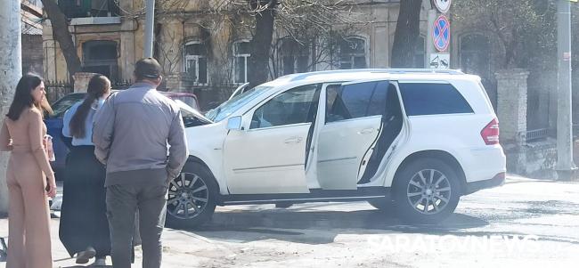 На Чернышевского Mercedes влетел в столб после столкновения с «Москвичом» На Чернышевского Mercedes влетел в столб после столкновения с «Москвичом»