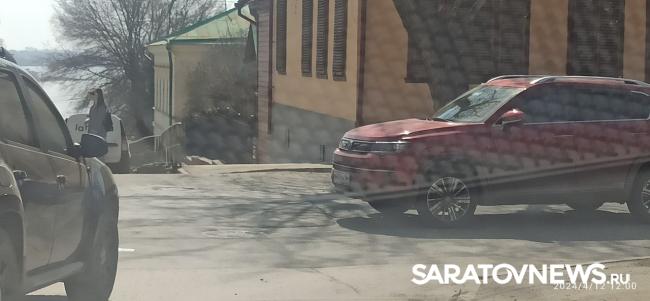 На Чернышевского Mercedes влетел в столб после столкновения с «Москвичом» На Чернышевского Mercedes влетел в столб после столкновения с «Москвичом»