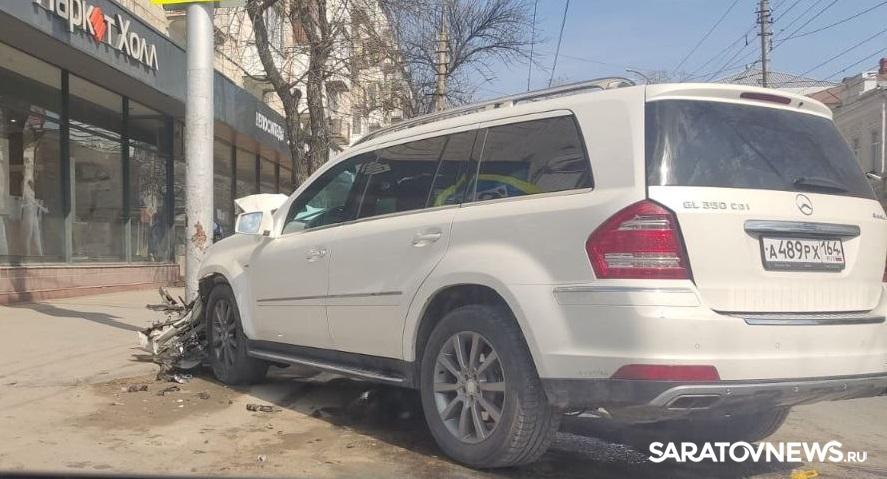 На Чернышевского Mercedes влетел в столб после столкновения с «Москвичом» На Чернышевского Mercedes влетел в столб после столкновения с «Москвичом»