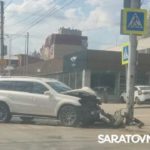 На Чернышевского Mercedes влетел в столб после столкновения с «Москвичом» На Чернышевского Mercedes влетел в столб после столкновения с «Москвичом»