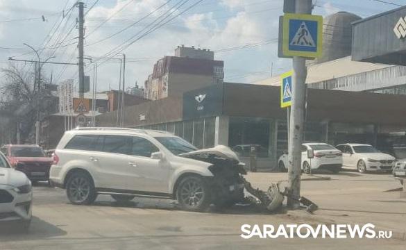На Чернышевского Mercedes влетел в столб после столкновения с «Москвичом» На Чернышевского Mercedes влетел в столб после столкновения с «Москвичом»